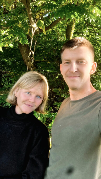 Pernille og Patrick smiler i naturen, tryg og imødekommende tone.