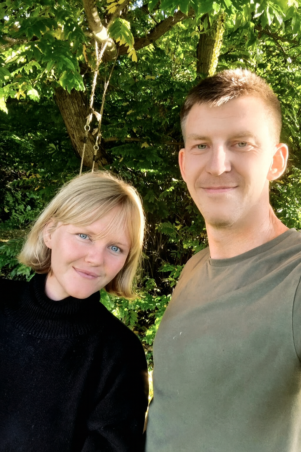 Pernille og Patrick i roligt naturlys, varm og jordnær stemning.
